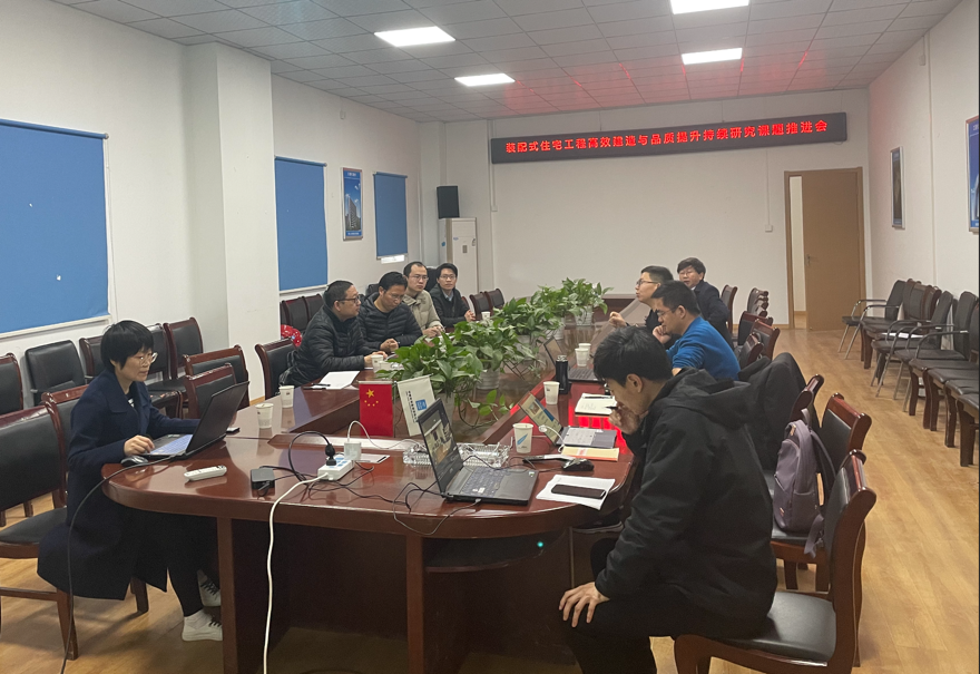 说明: 桌子上有许多人在房间里描述已自动生成 说明: 桌子上有许多人在房间里描述已自动生成